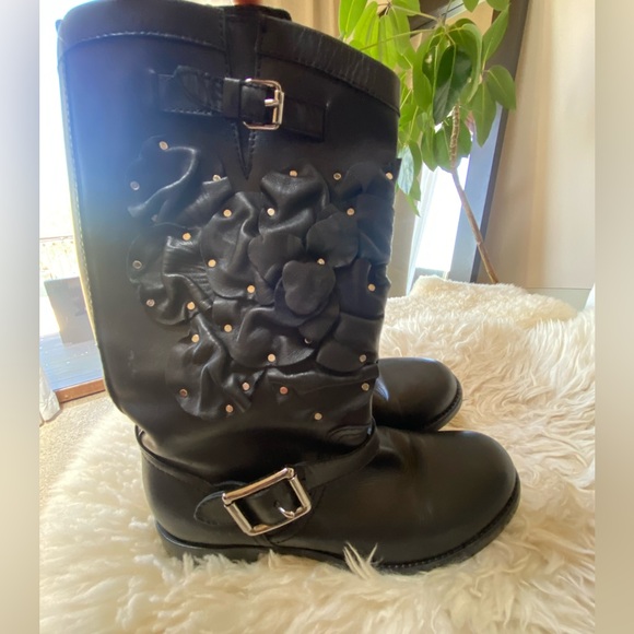 Valentino Unveils: Exquisite Leather Mid-Calf Moto Boots 🖤👢🌹 - Picture 5 of 9